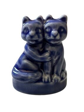 Wade miniatures. Hugging cats
